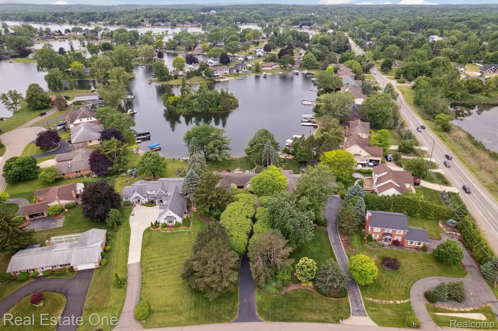 5161 Ledgewood Drive Commerce Charter Township MI 48382