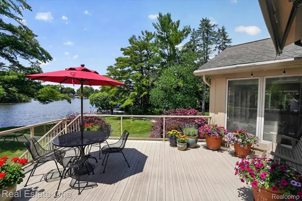 5161 Ledgewood Drive Commerce Charter Township MI 48382