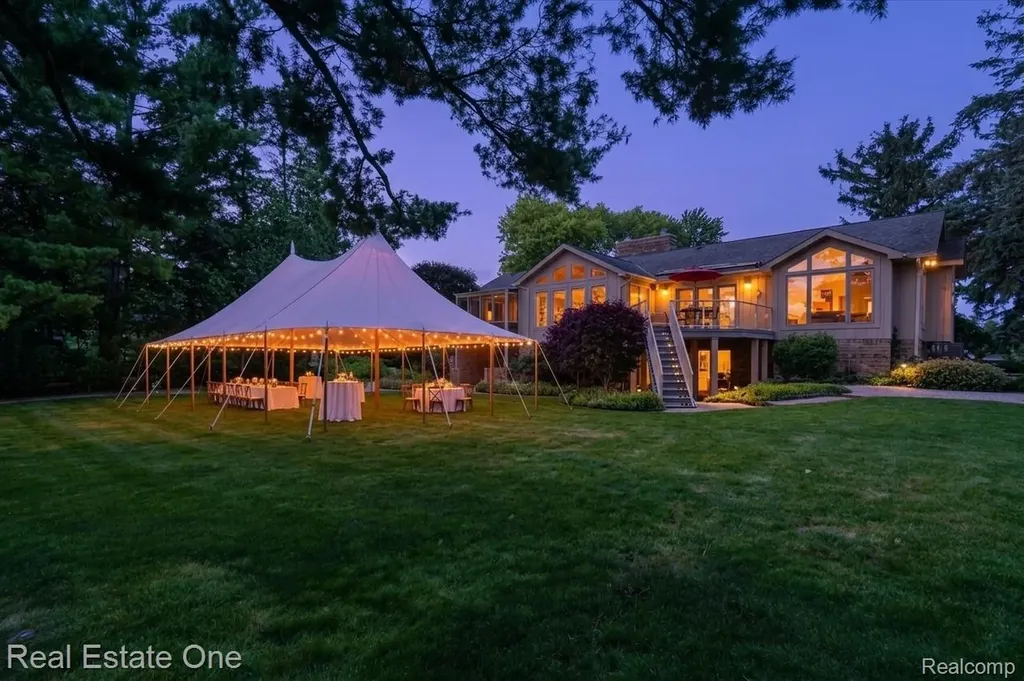5161 Ledgewood Drive Commerce Charter Township MI 48382