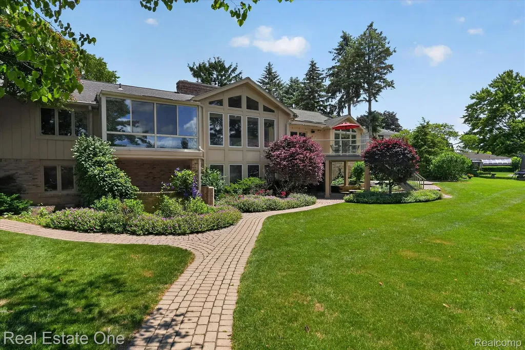 5161 Ledgewood Drive Commerce Charter Township MI 48382