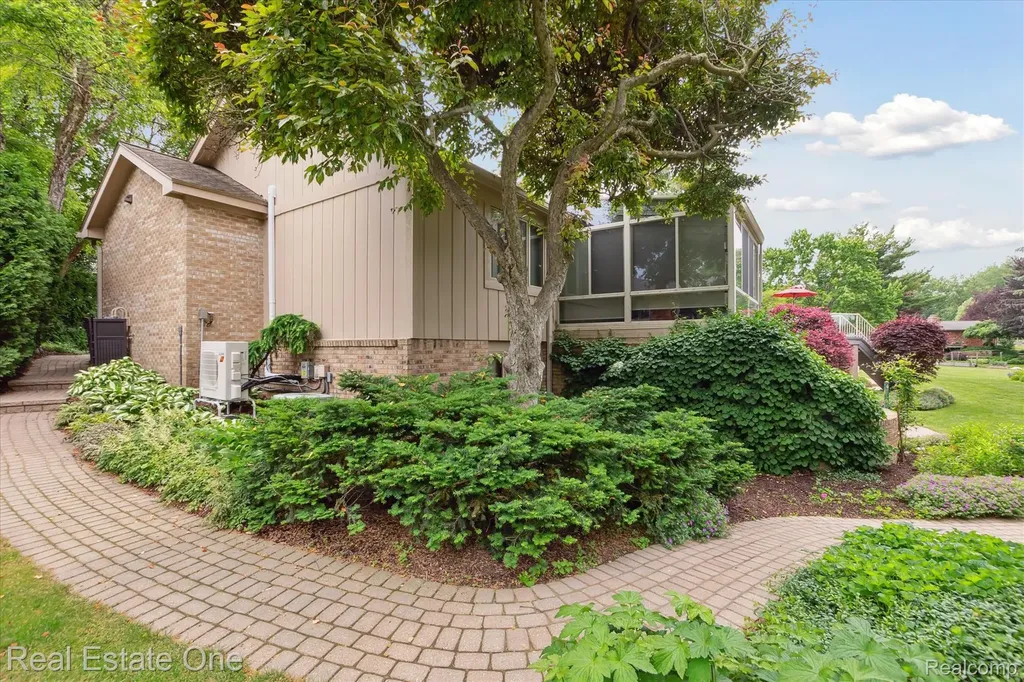 5161 Ledgewood Drive Commerce Charter Township MI 48382