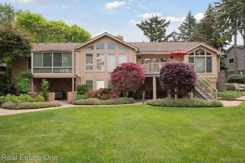 5161 Ledgewood Drive Commerce Charter Township MI 48382