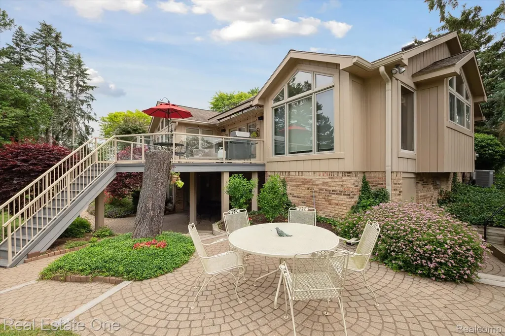 5161 Ledgewood Drive Commerce Charter Township MI 48382