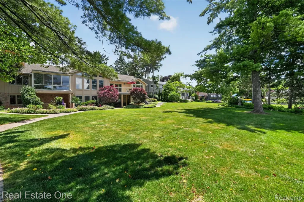 5161 Ledgewood Drive Commerce Charter Township MI 48382