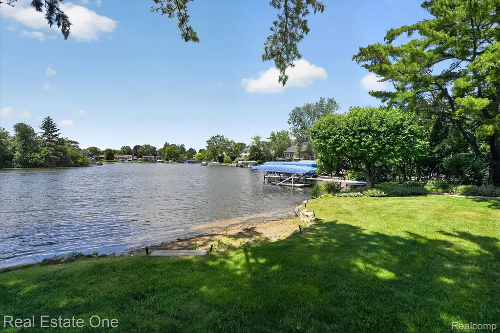 5161 Ledgewood Drive Commerce Charter Township MI 48382