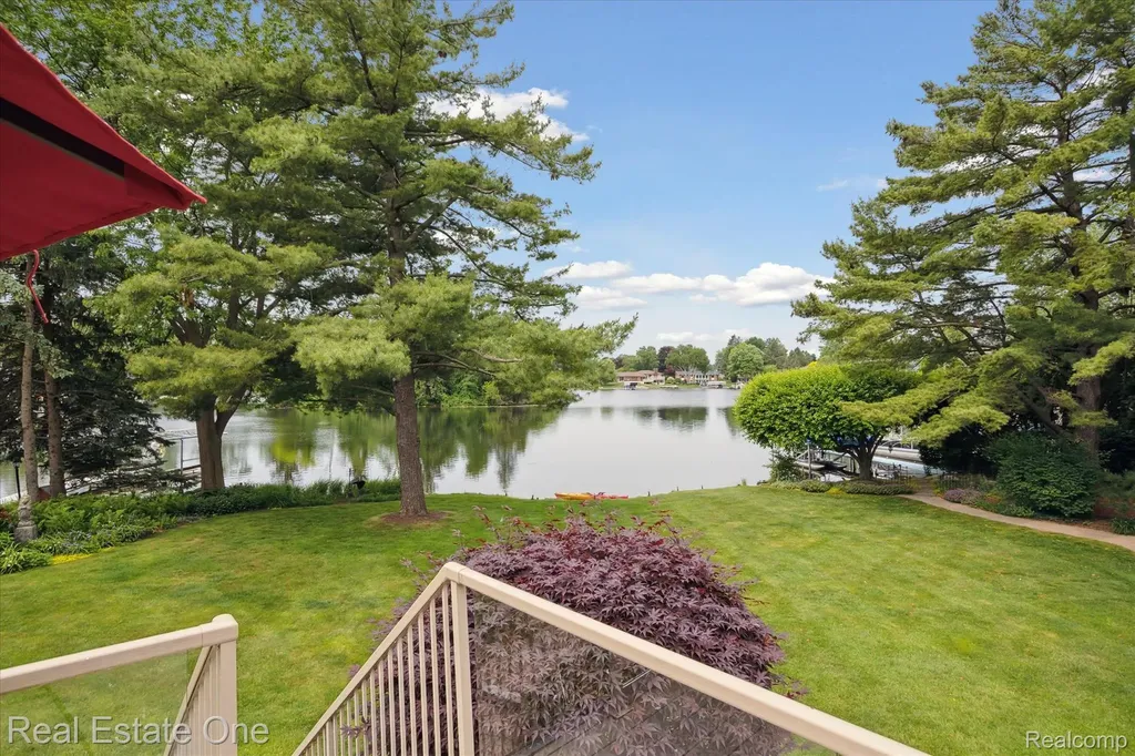 5161 Ledgewood Drive Commerce Charter Township MI 48382