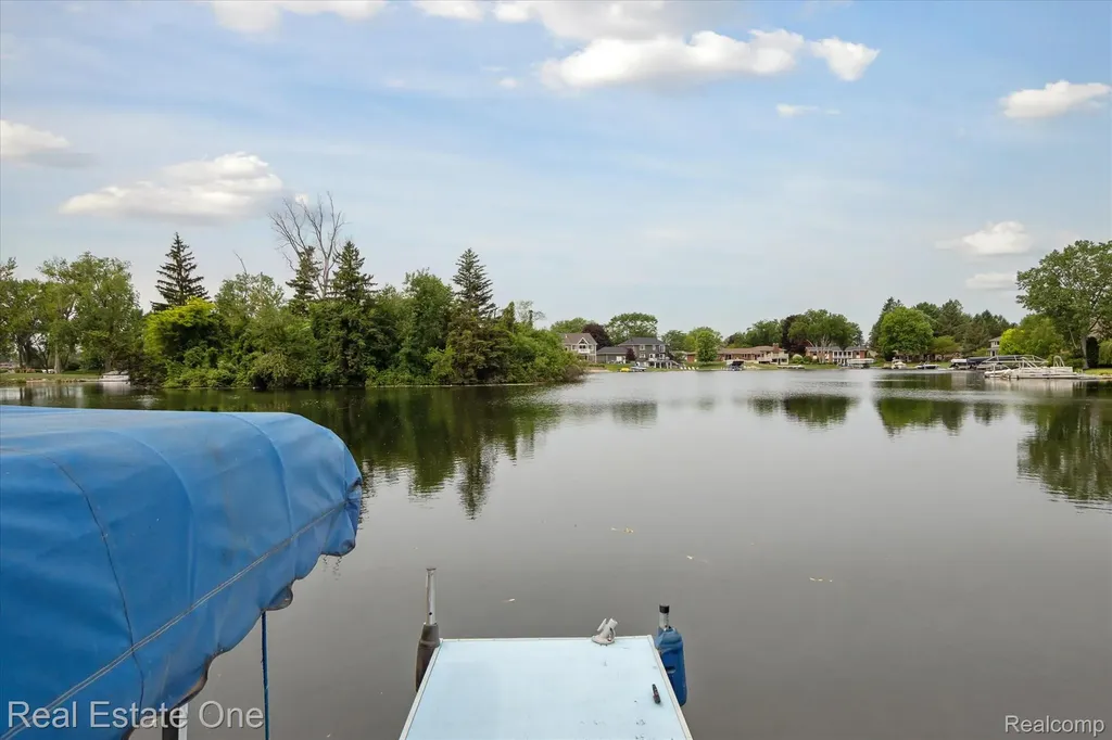 5161 Ledgewood Drive Commerce Charter Township MI 48382