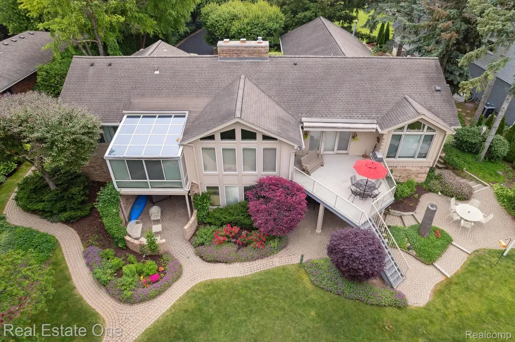 5161 Ledgewood Drive Commerce Charter Township MI 48382
