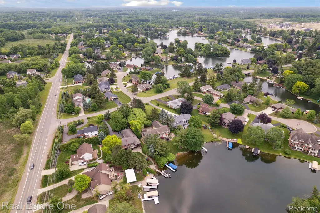 5161 Ledgewood Drive Commerce Charter Township MI 48382