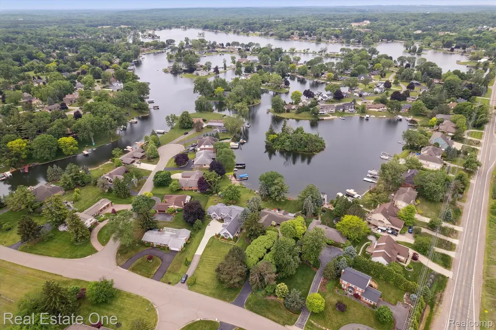 5161 Ledgewood Drive Commerce Charter Township MI 48382