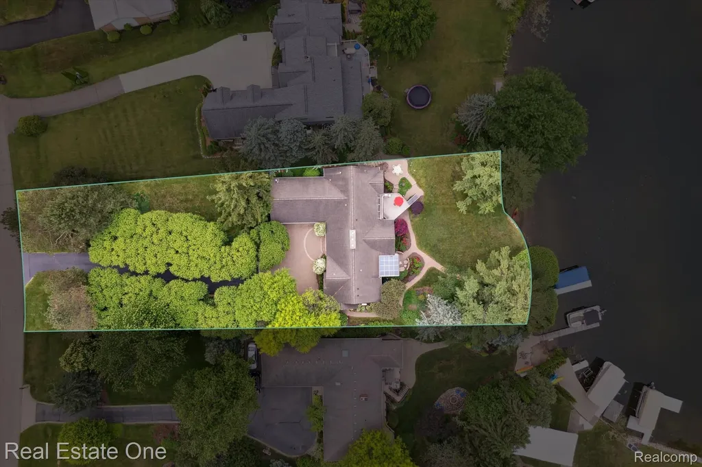 5161 Ledgewood Drive Commerce Charter Township MI 48382