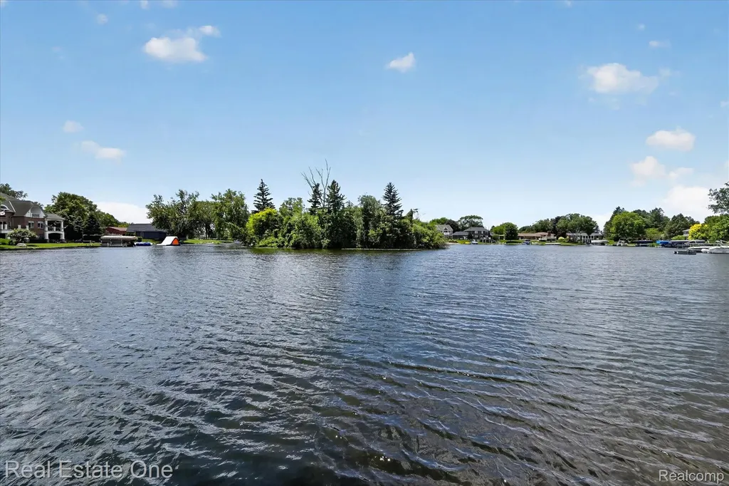 5161 Ledgewood Drive Commerce Charter Township MI 48382