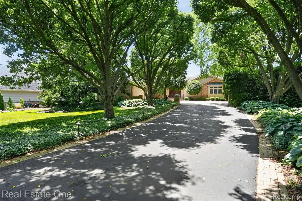 5161 Ledgewood Drive Commerce Charter Township MI 48382
