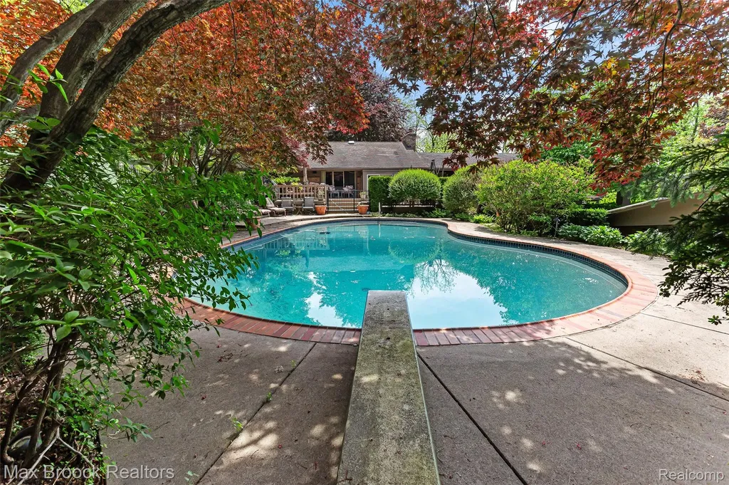 20 Martell Drive Bloomfield Charter Township MI 48304