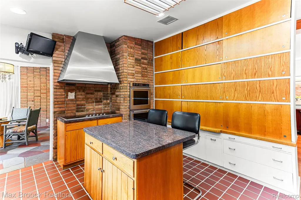 20 Martell Drive Bloomfield Charter Township MI 48304