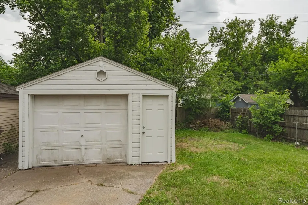 582 Lebaron Avenue Pontiac City MI 48340