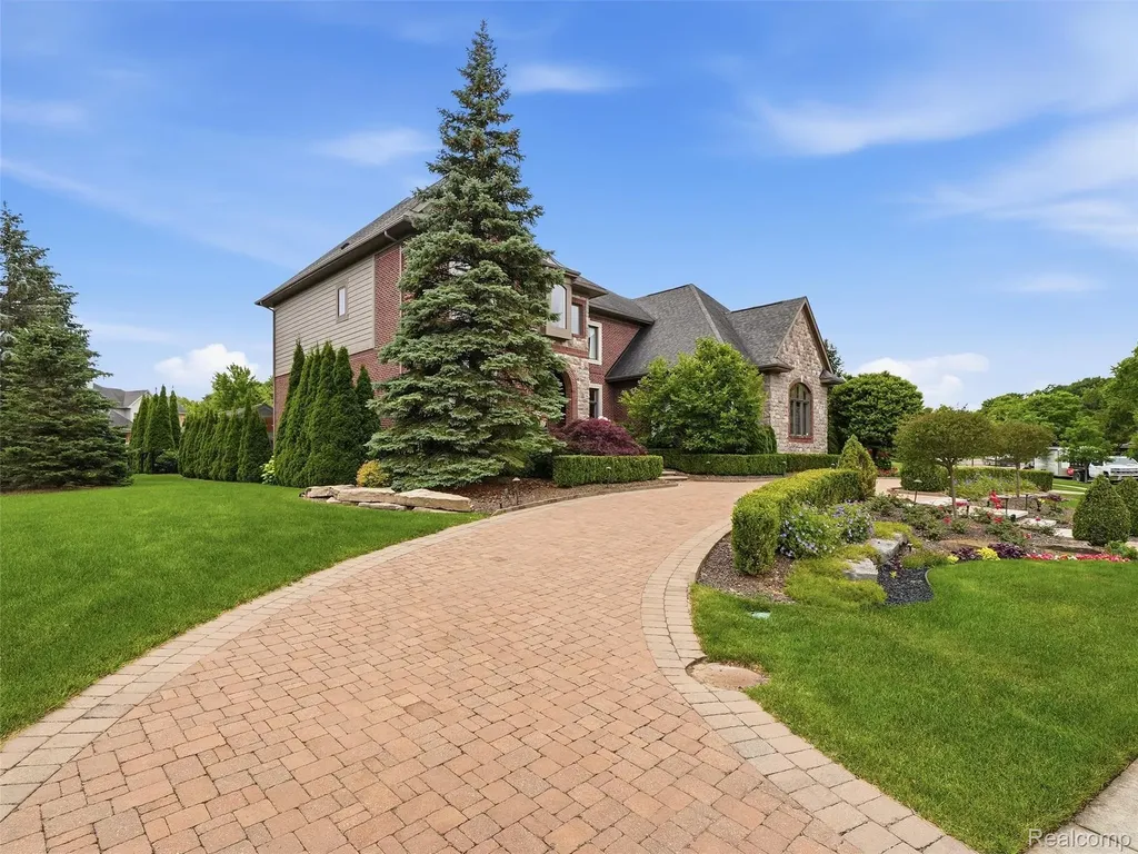 21081 Equestrian Trail Novi City MI 48167