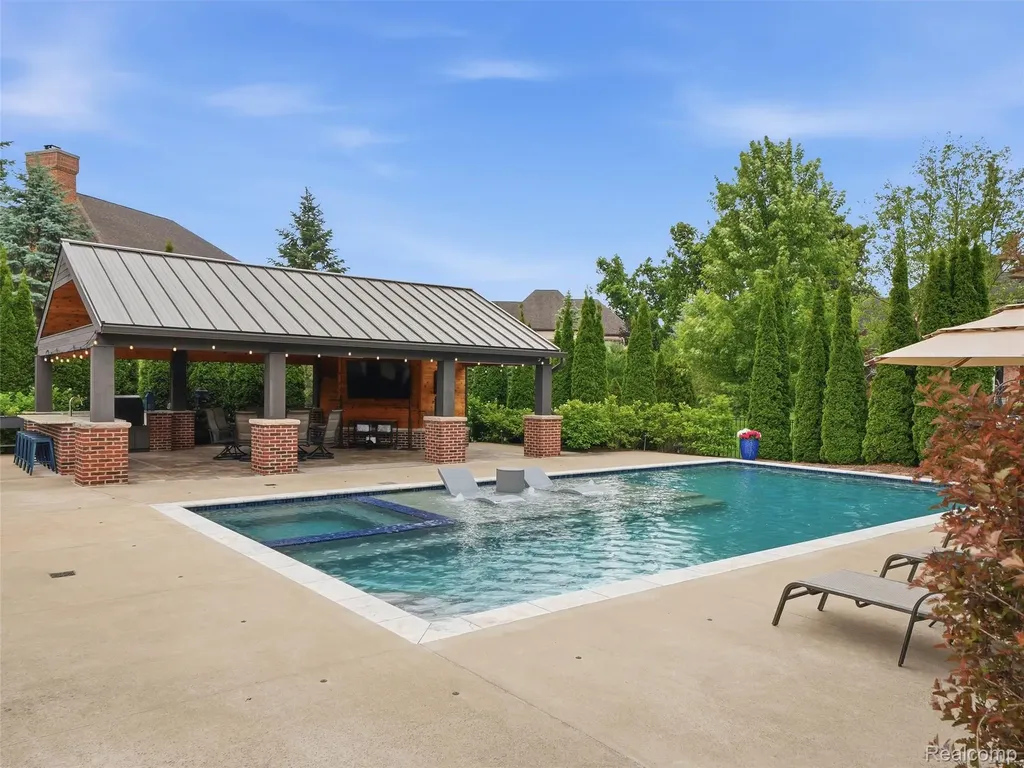 21081 Equestrian Trail Novi City MI 48167