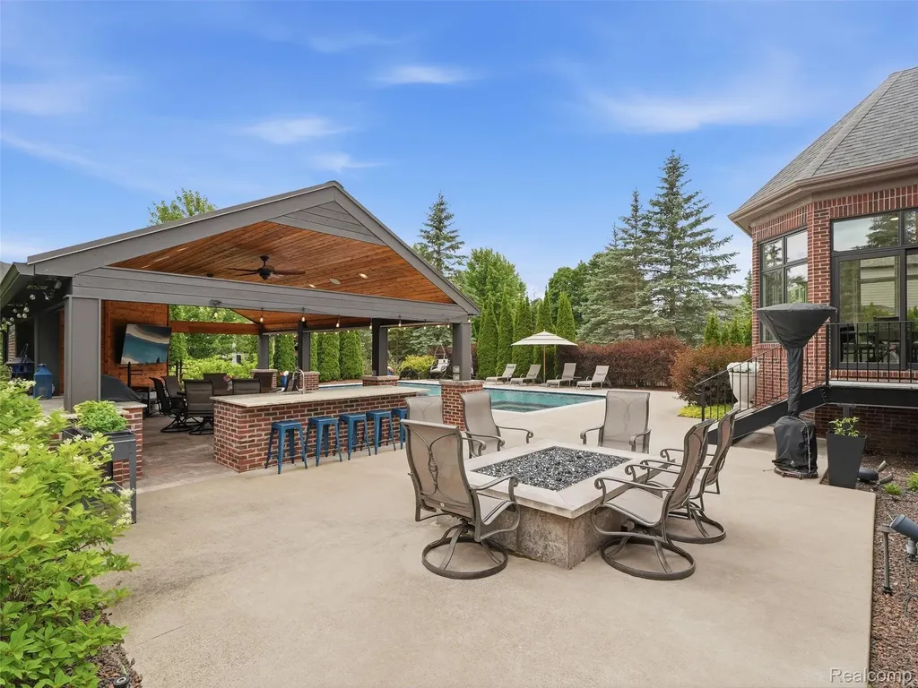 21081 Equestrian Trail Novi City MI 48167