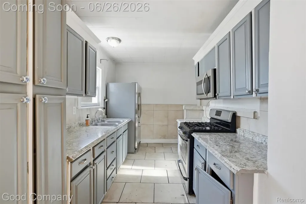 520 E Muir Avenue Hazel Park City MI 48030