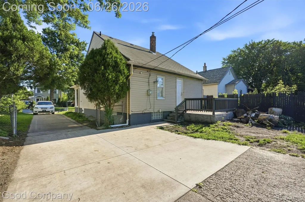 520 E Muir Avenue Hazel Park City MI 48030