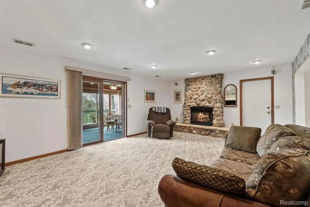 2745 Lari Court West Bloomfield Charter Township MI 48324