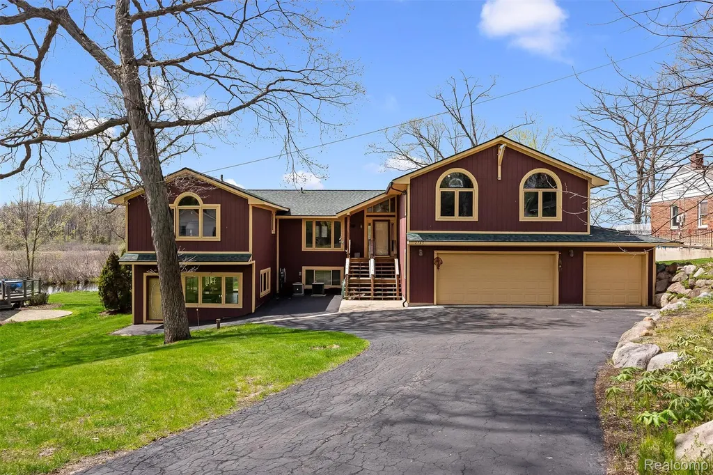 2745 Lari Court West Bloomfield Charter Township MI 48324