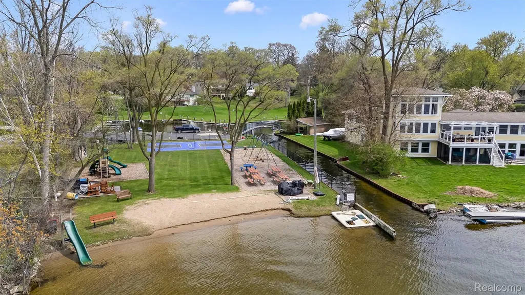 2745 Lari Court West Bloomfield Charter Township MI 48324