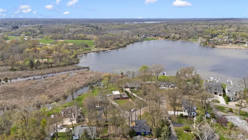2745 Lari Court West Bloomfield Charter Township MI 48324
