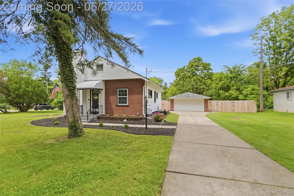18905 Maplewood Street Livonia City MI 48152