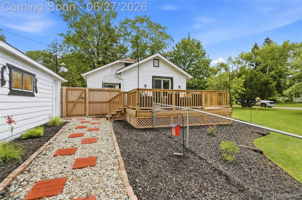 18905 Maplewood Street Livonia City MI 48152
