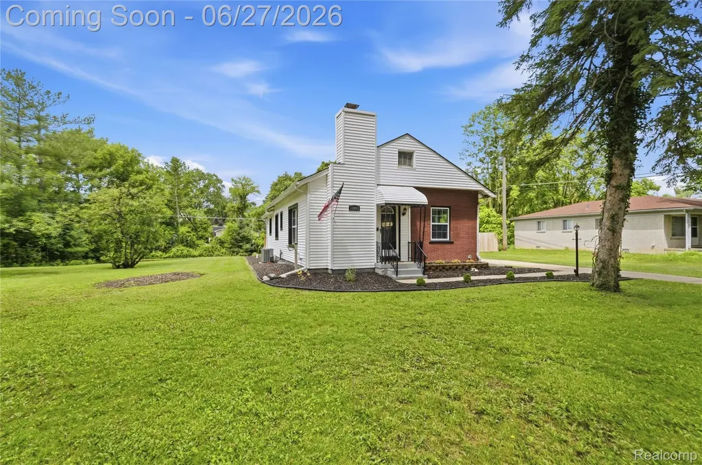 18905 Maplewood Street Livonia City MI 48152