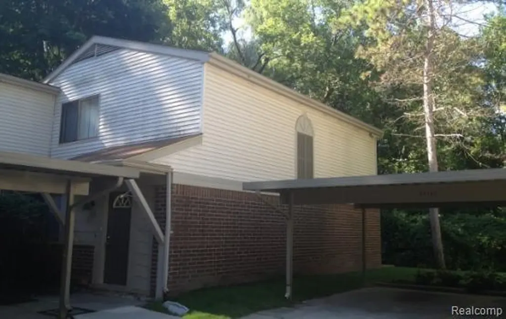 27153 Farmbrook Villa Drive Southfield City MI 48034