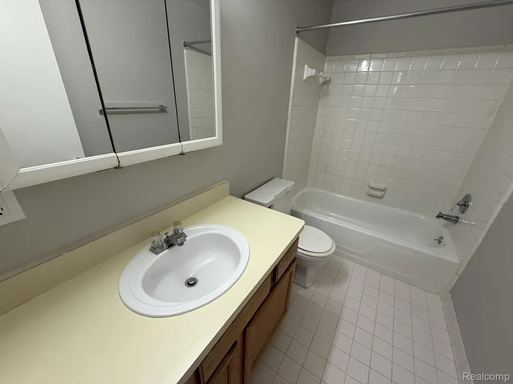 27153 Farmbrook Villa Drive Southfield City MI 48034