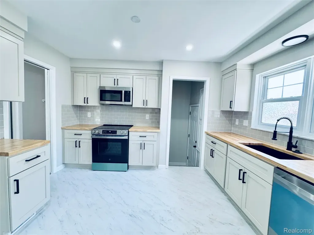 7751 Cortland Avenue Allen Park City MI 48101