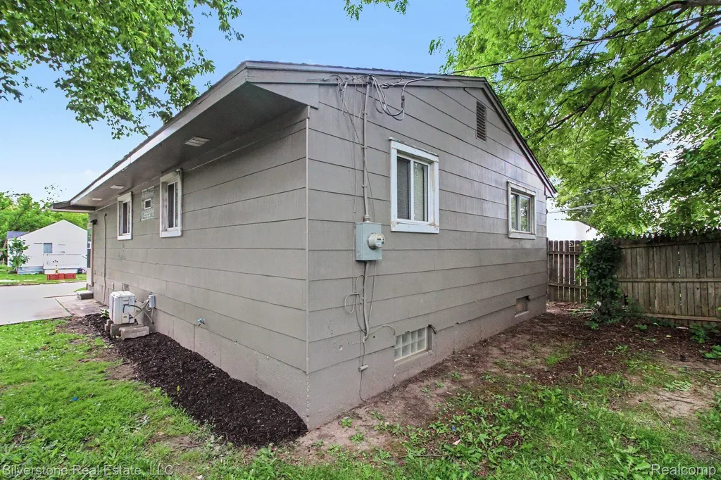 731 Monticello Avenue Pontiac City MI 48340
