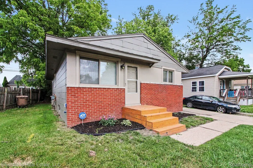 731 Monticello Avenue Pontiac City MI 48340