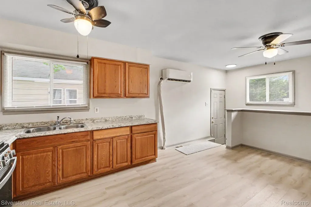 731 Monticello Avenue Pontiac City MI 48340