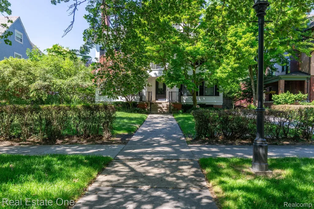 1043 Burns Street Detroit City MI 48214