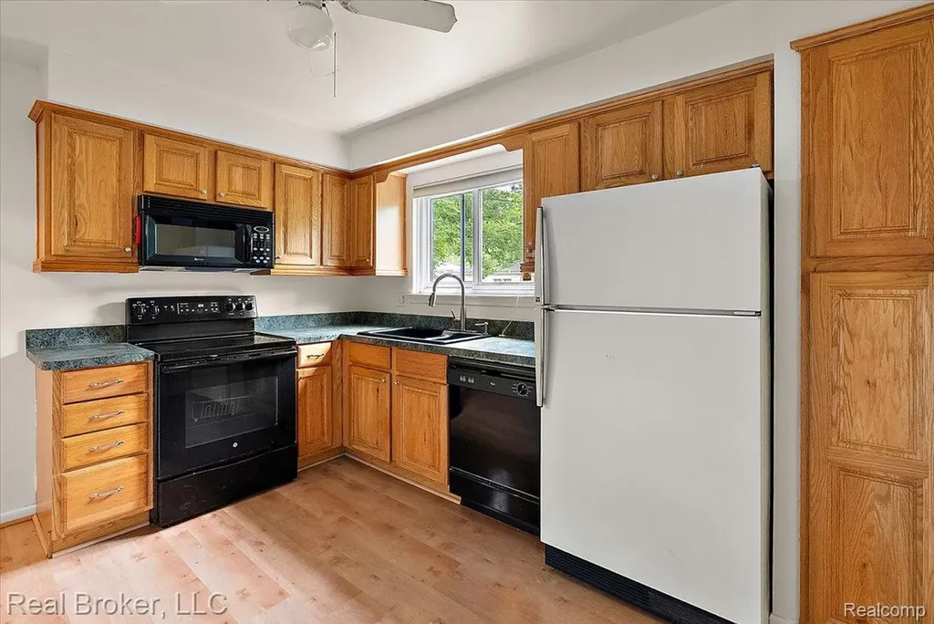 7624 Gary Avenue Westland City MI 48185