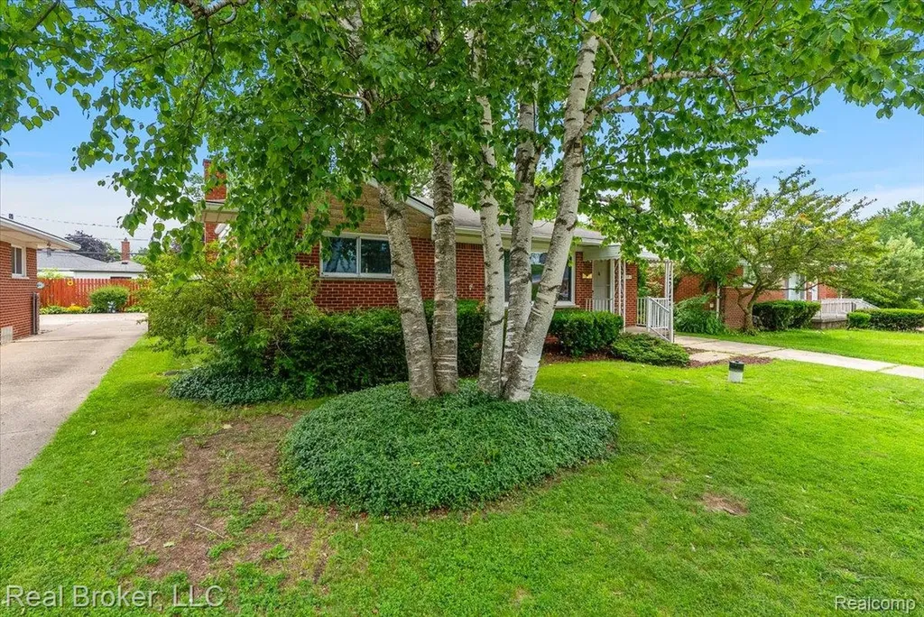 7624 Gary Avenue Westland City MI 48185