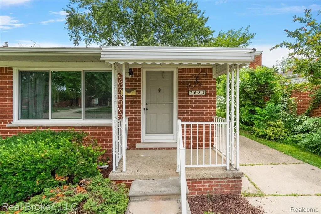 7624 Gary Avenue Westland City MI 48185