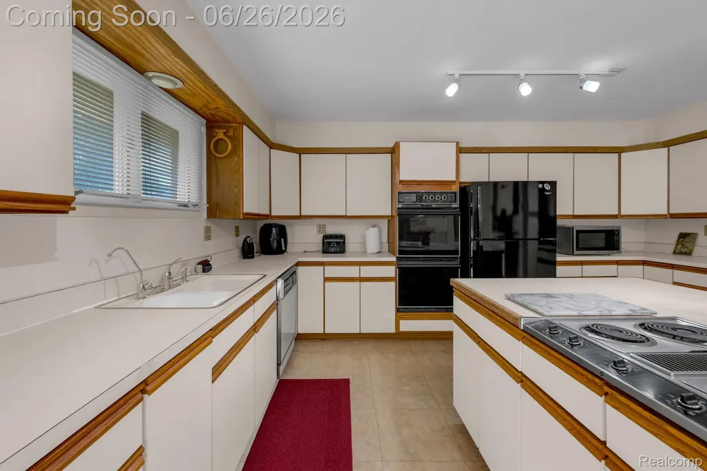 21362 Lahser Road Southfield City MI 48033