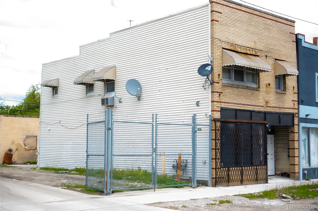 19510 W Warren Avenue Detroit City MI 48228