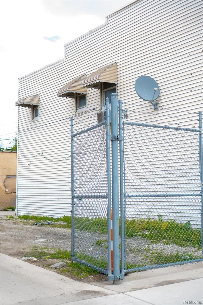 19510 W Warren Avenue Detroit City MI 48228
