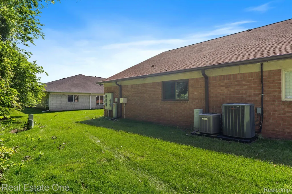 38563 Palm Meadow Drive Clinton Charter Township MI 48036