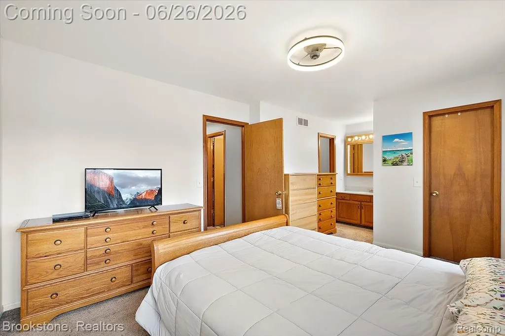 37077 Brynford Drive Clinton Charter Township MI 48036