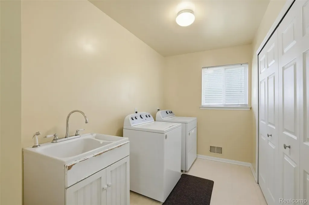258 Tom Avenue Pontiac City MI 48341