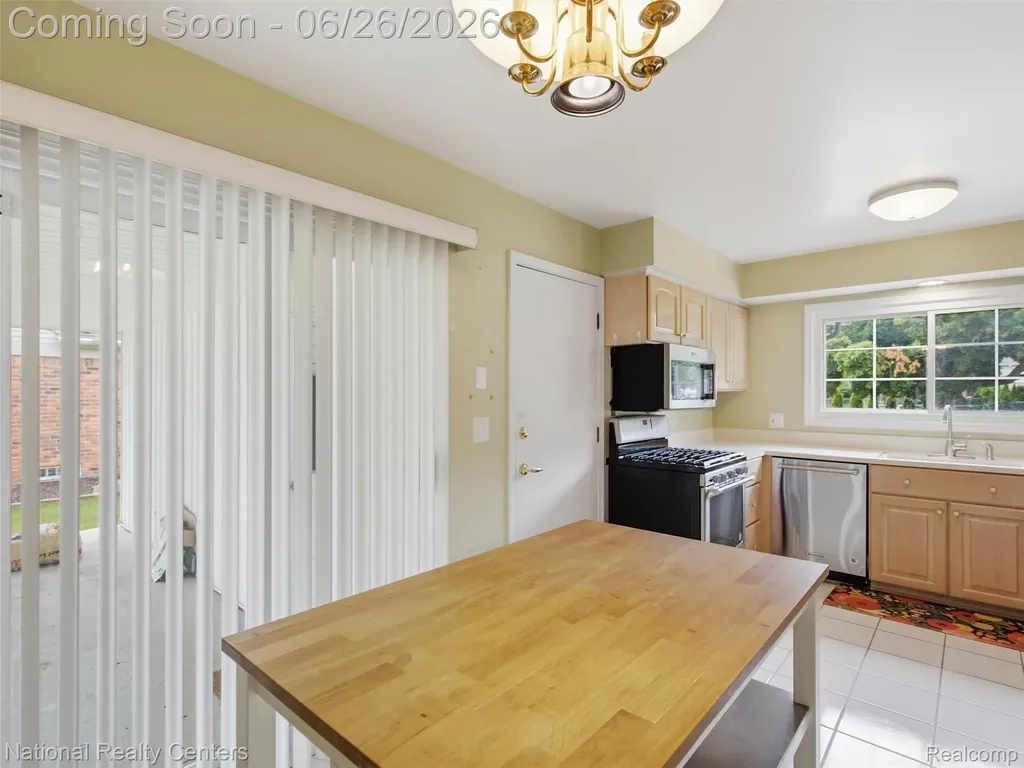 17418 Country Club Drive Livonia City MI 48152