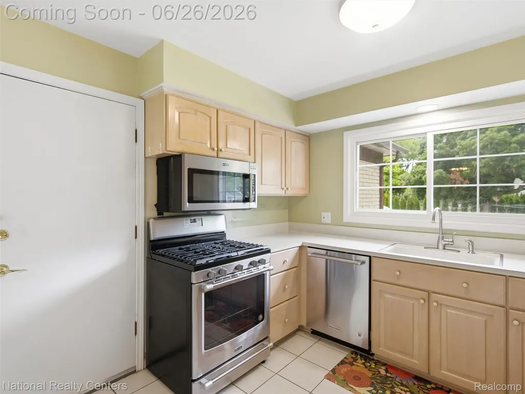 17418 Country Club Drive Livonia City MI 48152
